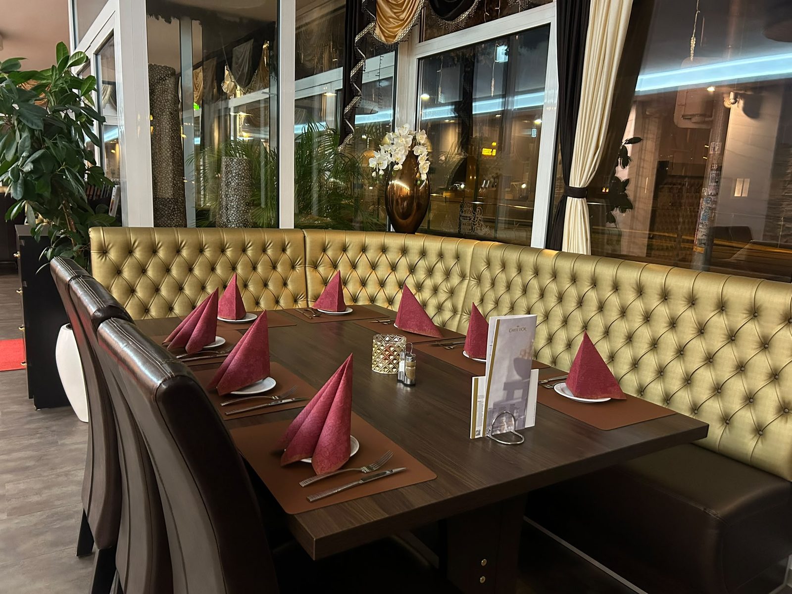 Gedeckter Tisch an der Polsterbank im Ristorante Paradiso