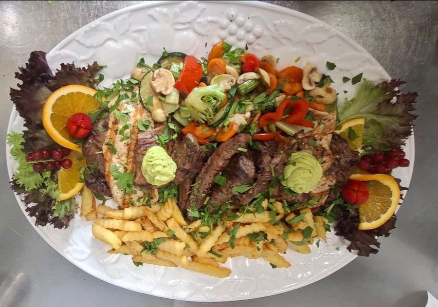 Grillplatte mit Pommes frites und Salat
