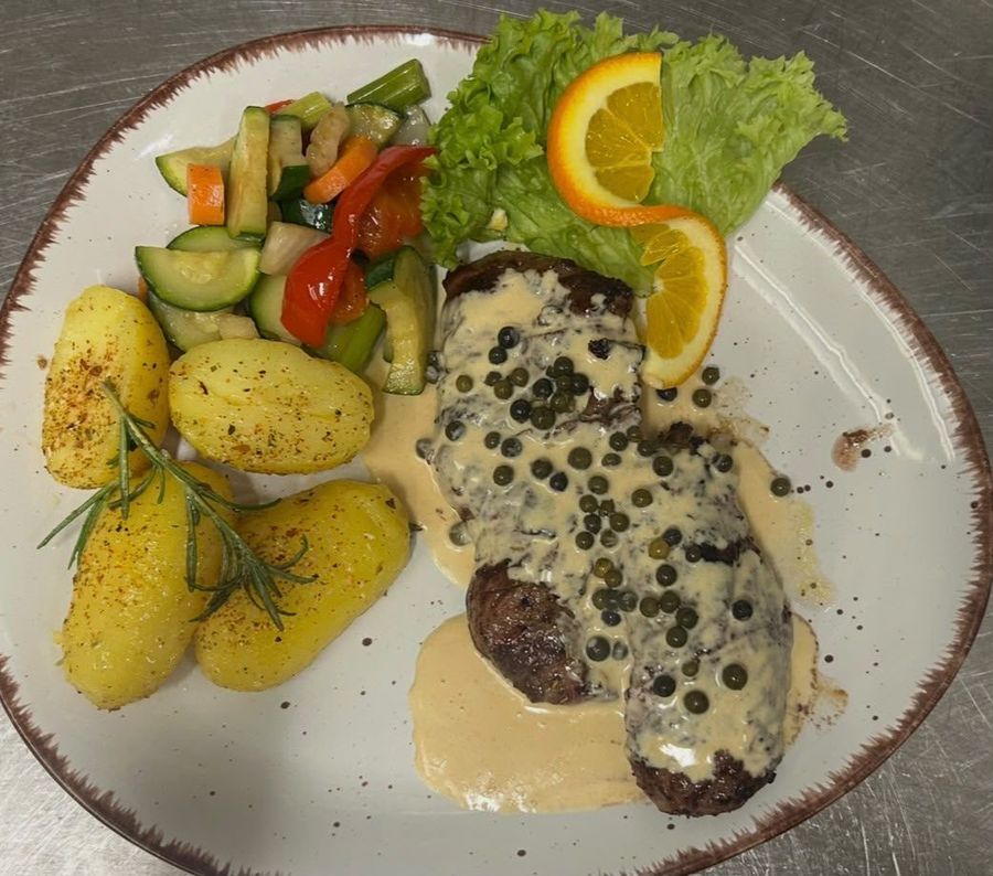 Steak mit Pfeffersauce, Kartoffeln und Gemüse